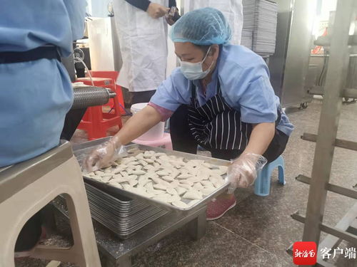 海南本土网红探访龙泉人食品工厂 为网友安全采购年货 保驾护航